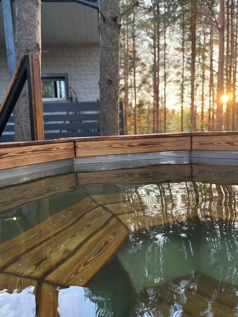 Чан с родниковой водой на закате